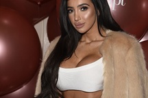 Nghẹt thở với thân hình "dao kéo" của sao "nghiện" phẫu thuật thẩm mỹ