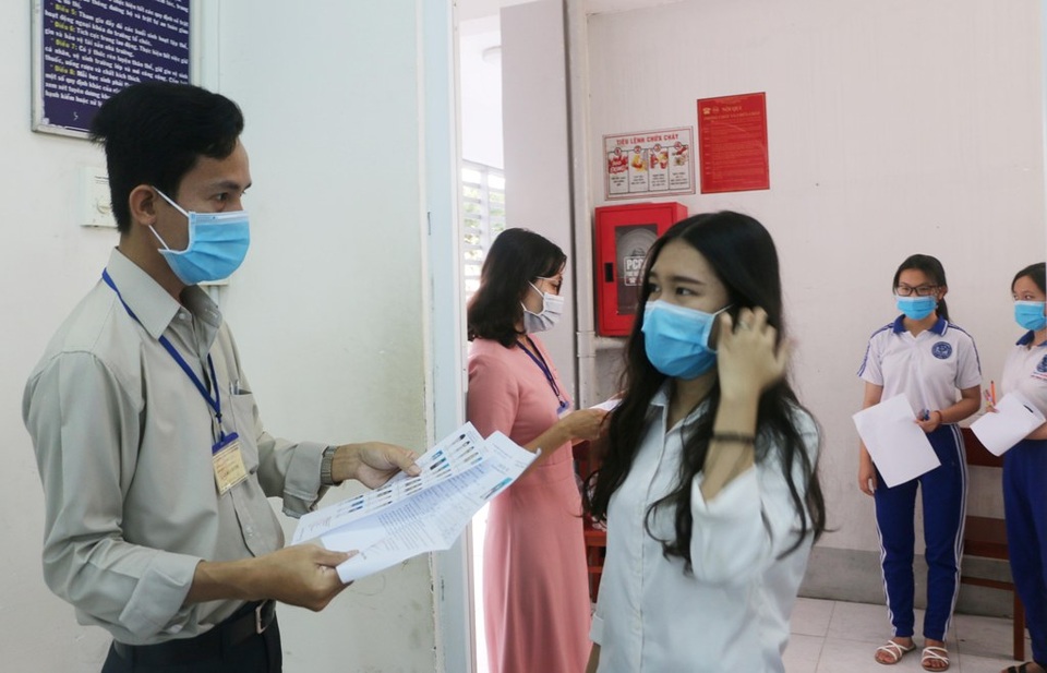 Để quên giấy tờ thi, thí sinh được CSGT dùng xe chuyên dụng chở về nhà lấy - 6 Để quên giấy tờ thi, thí sinh được CSGT dùng xe chuyên dụng chở về nhà lấy - 6