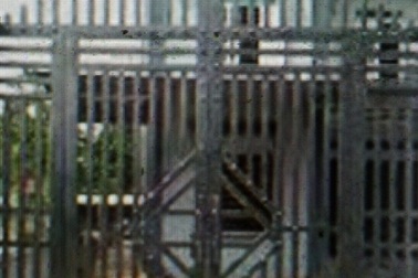 Hà Nội: Ghen tuông, người đàn ông đấu điện vào cổng sắt nhà bạn gái