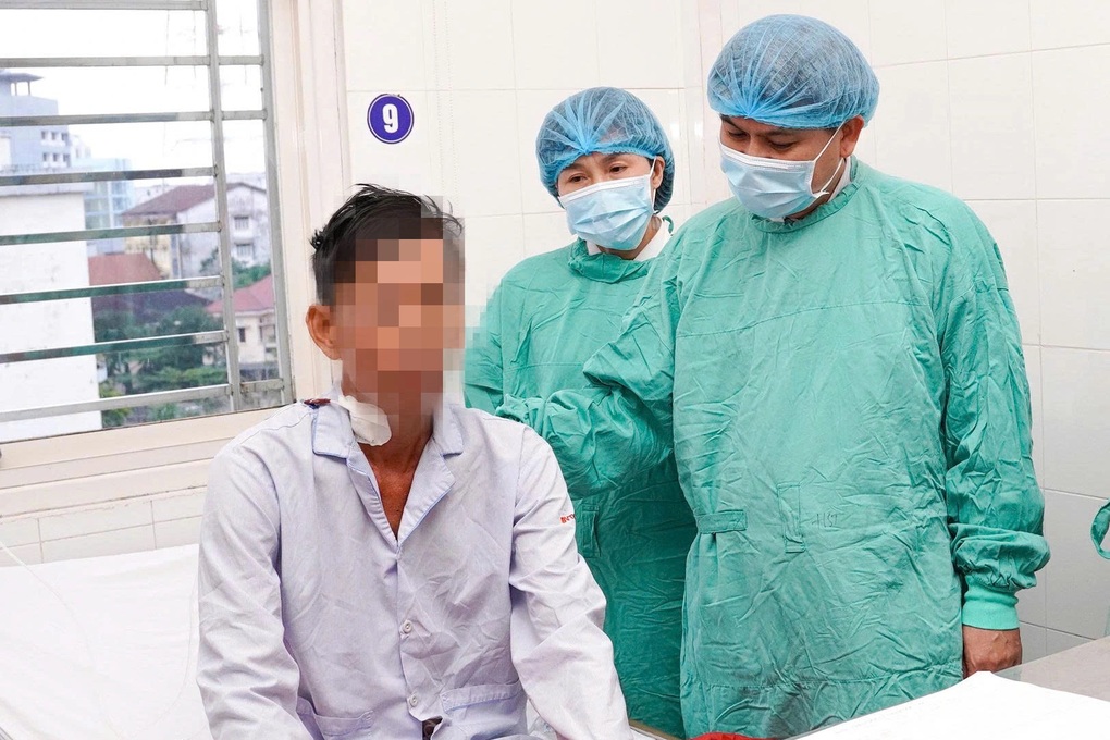Cắt bỏ 2 thận đa nang nặng gần 10kg, ghép tạng trong một lần phẫu thuật - 1