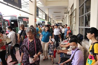 Hà Nội: Người dân đổ về quê nghỉ Lễ, bến xe chật cứng người