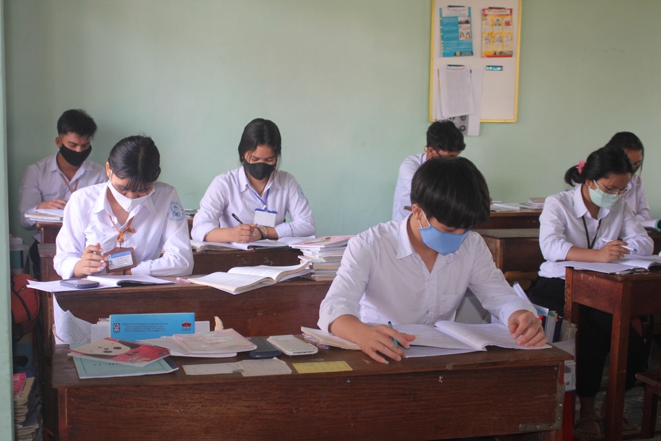 Gia Lai: Hàng ngàn học sinh khối 9, 12 đến lớp học, ngồi cách nhau 1,5m - 3 Gia Lai: Hàng ngàn học sinh khối 9, 12 đến lớp học, ngồi cách nhau 1,5m - 3