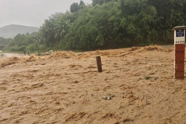 Một người chết, gần 60 nhà tốc mái do bão số 5