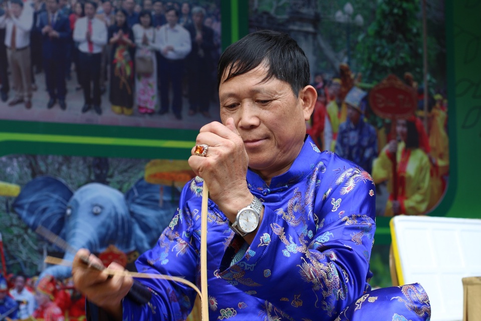 Nghệ nhân kéo thanh tre thành bông hoa ở phố đi bộ Hà Nội - 3 Nghệ nhân kéo thanh tre thành bông hoa ở phố đi bộ Hà Nội - 3