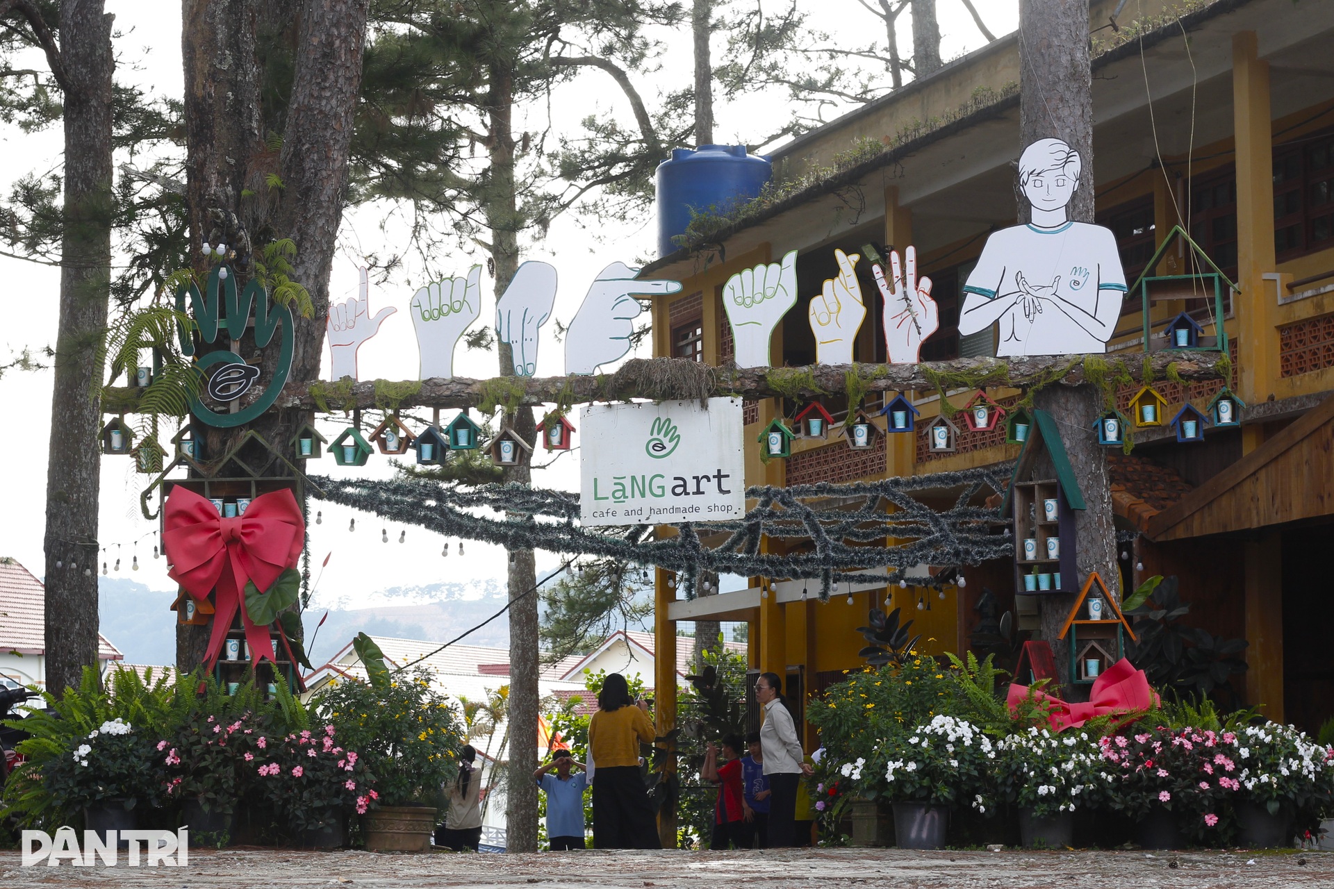 Hành trình lặng thầm của cô giáo 9x bên những học trò câm điếc - 9