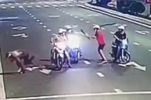 Tạm giữ thanh niên 18 tuổi chém người dừng đèn đỏ