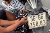 Cô gái kẹt tay vào bánh xe vì áo chống nắng: Lời cảnh báo cho nhiều người