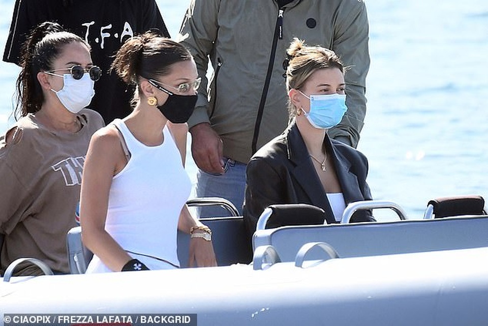 Bella Hadid và Hailey Bieber khoe eo thon, đeo khẩu trang rời Italia - 4 Bella Hadid và Hailey Bieber khoe eo thon, đeo khẩu trang rời Italia - 4