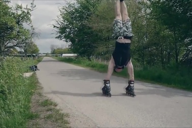 Ngược đời kiểu trồng cây chuối trượt patin