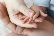 Đã có vợ, có được đứng tên trong giấy khai sinh cho con ngoài giá thú?