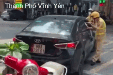 Truy tìm tài xế không chấp hành hiệu lệnh, húc CSGT ngã "dúi dụi"