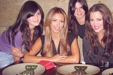 Kylie Jenner không hài lòng khi Kim Kardashian đăng ảnh cũ