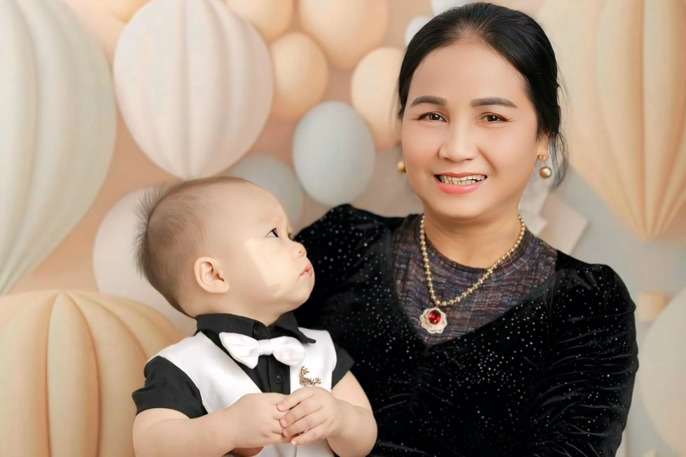 Chàng trai làm thơ bằng 1 ngón tay cưới được vợ đẹp - 8 Chàng trai làm thơ bằng 1 ngón tay cưới được vợ đẹp - 8