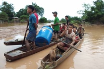 (Trực tiếp từ Lào): Cảnh tan hoang sau cơn “đại hồng thủy”