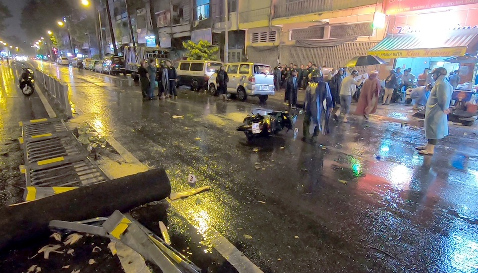 Cây cổ thụ bật gốc, đổ vào ô tô trong cơn mưa - 2 Cây cổ thụ bật gốc, đổ vào ô tô trong cơn mưa - 2