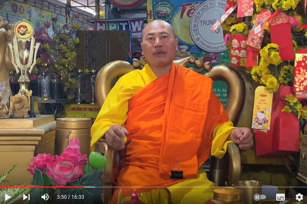 Người đầu trọc, mặc áo nhà sư vào quán nhậu là tu sĩ giả mạo - 2 Người đầu trọc, mặc áo nhà sư vào quán nhậu là tu sĩ giả mạo - 2