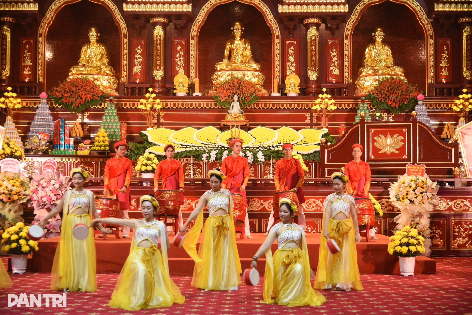 Người dân đội mưa gió chống gậy, vịn lan can lên chùa Đồng Yên Tử - 8 Người dân đội mưa gió chống gậy, vịn lan can lên chùa Đồng Yên Tử - 8