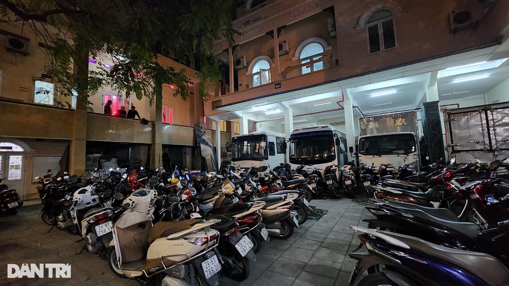 Nghệ sĩ mặc trang phục nặng 8kg diễn cải lương ở sân khấu chật chội và nóng - 3 Nghệ sĩ mặc trang phục nặng 8kg diễn cải lương ở sân khấu chật chội và nóng - 3