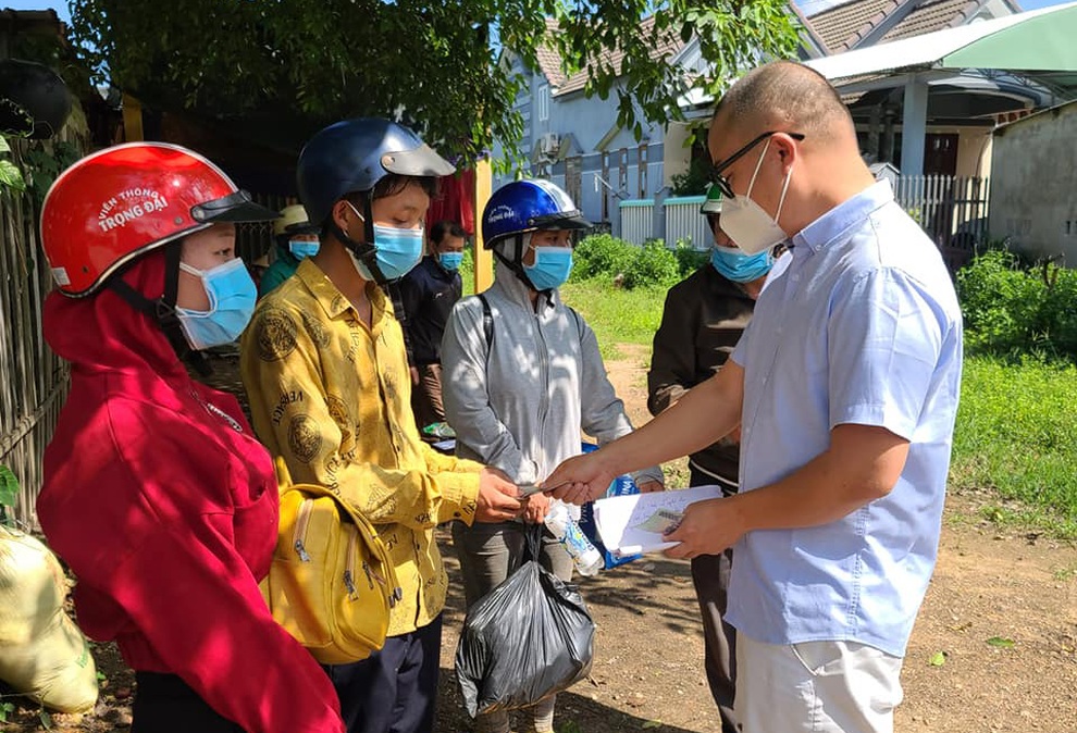 Cuộc chạy dịch của bé 7 ngày tuổi và hành trình trở về giữa yêu thương - 4 Cuộc chạy dịch của bé 7 ngày tuổi và hành trình trở về giữa yêu thương - 4