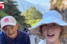 Xúc động 9X bỏ việc lương cao, đưa ông nội mắc ung thư đi du lịch