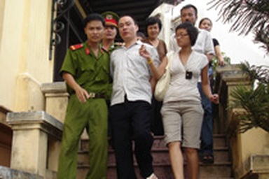 Luật sư “ghi bàn”, VKS không “thủng lưới”