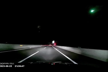 Ánh sáng xanh bí ẩn rực sáng trên bầu trời đêm Trung Quốc