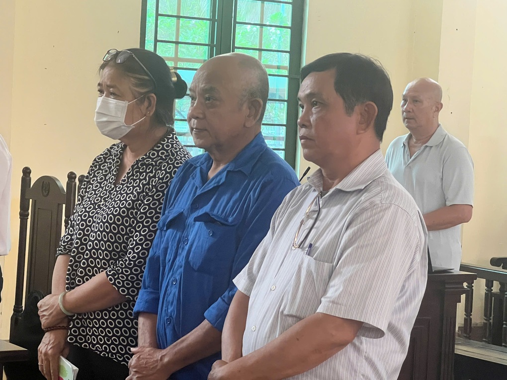 Truy tố vợ chồng ông chủ công ty đậu phộng Tân Tân - 1 Truy tố vợ chồng ông chủ công ty đậu phộng Tân Tân - 1