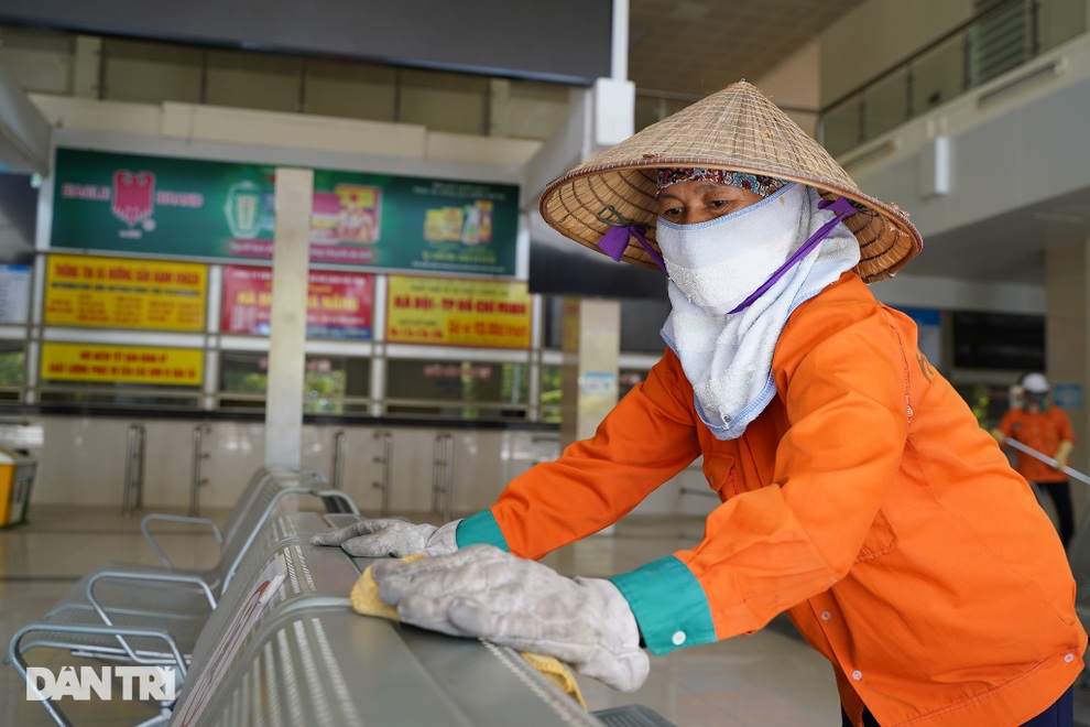 Hà Nội: Bến xe khách tất bật dọn dẹp, khử khuẩn, sẵn sàng đón khách - 4 Hà Nội: Bến xe khách tất bật dọn dẹp, khử khuẩn, sẵn sàng đón khách - 4