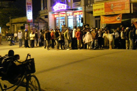 Hàng trăm độc giả trắng đêm theo dõi vụ khống chế con tin