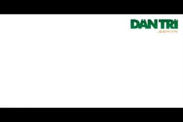 Xe tải nổ lốp lật ngang trên đại lộ Võ Văn Kiệt