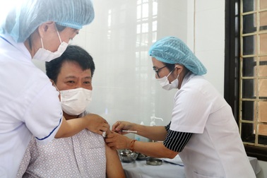 Các địa phương tiêm vắc xin phòng Covid-19 cho tuyến đầu chống dịch