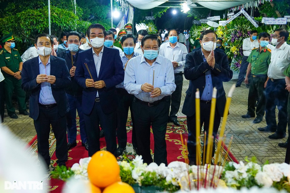 Phó Thủ tướng thắp hương, chia buồn cùng gia đình ông Trương Vĩnh Trọng - 4 Phó Thủ tướng thắp hương, chia buồn cùng gia đình ông Trương Vĩnh Trọng - 4