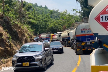 Nhiều phương tiện vượt đèo Hải Vân, xe máy chạy trên cao tốc dịp lễ