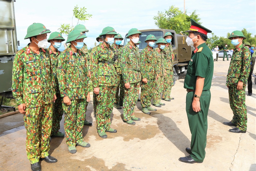 Huy động 4 xe đặc chủng phun khử khuẩn khu vực có nhiều ca nhiễm Covid-19 - 1 Huy động 4 xe đặc chủng phun khử khuẩn khu vực có nhiều ca nhiễm Covid-19 - 1