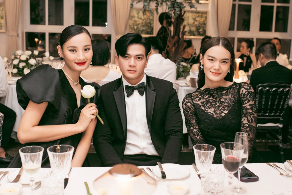 Đám cưới Hoa hậu Dương Mỹ Linh: Chỉ 60 khách, cô dâu đeo kim cương đắt tiền - 5 Đám cưới Hoa hậu Dương Mỹ Linh: Chỉ 60 khách, cô dâu đeo kim cương đắt tiền - 5