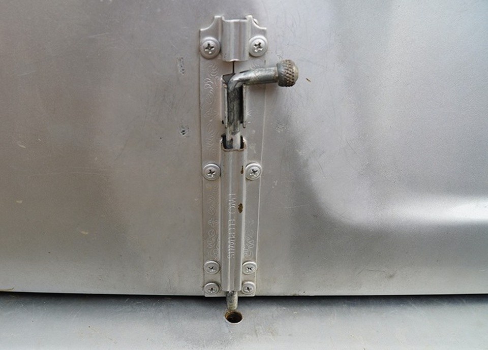 Vụ 3 học sinh rơi khỏi xe đưa đón: Đường xóc khiến chốt cửa tự chế bị bung? - 1 Vụ 3 học sinh rơi khỏi xe đưa đón: Đường xóc khiến chốt cửa tự chế bị bung? - 1