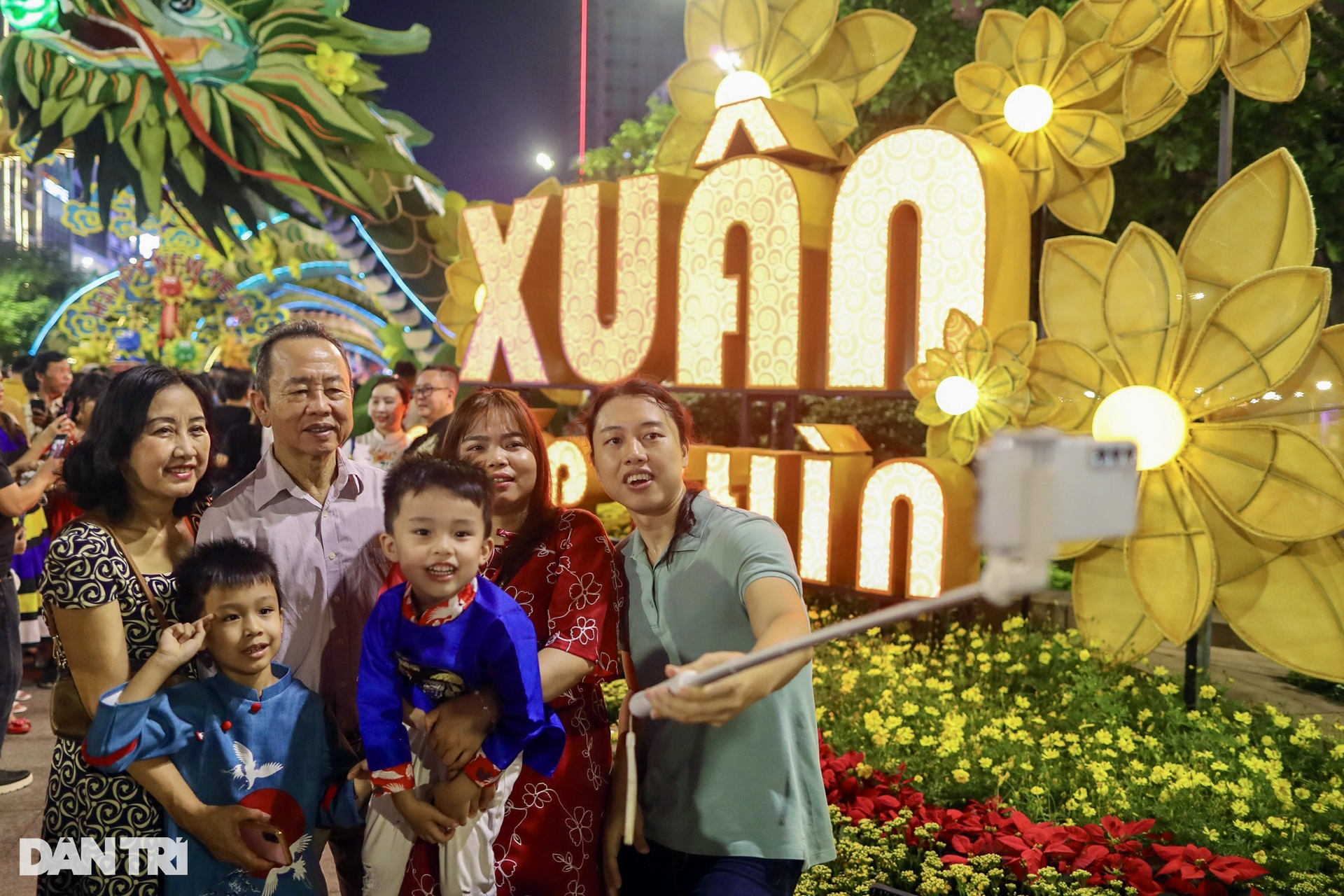 Không khí người dân cả nước hân hoan, vui đón giao thừa Tết Giáp Thìn - 3 Không khí người dân cả nước hân hoan, vui đón giao thừa Tết Giáp Thìn - 3