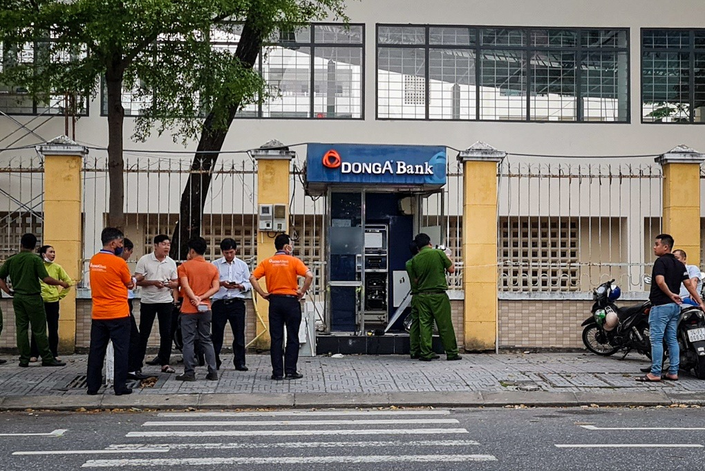 Đập phá cây ATM, trộm tiền giữa trung tâm Đà Nẵng - 1 Đập phá cây ATM, trộm tiền giữa trung tâm Đà Nẵng - 1