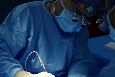 “Phù thủy” phẫu thuật, cứu chân tay co rút gân cho trẻ em nghèo