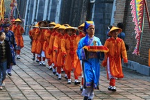 Mười "binh lính" khỏe mạnh rước cây nêu vào dựng trong Hoàng cung Huế