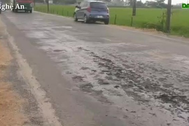 Quốc lộ chưa bàn giao, mặt đường đã... "tan chảy"