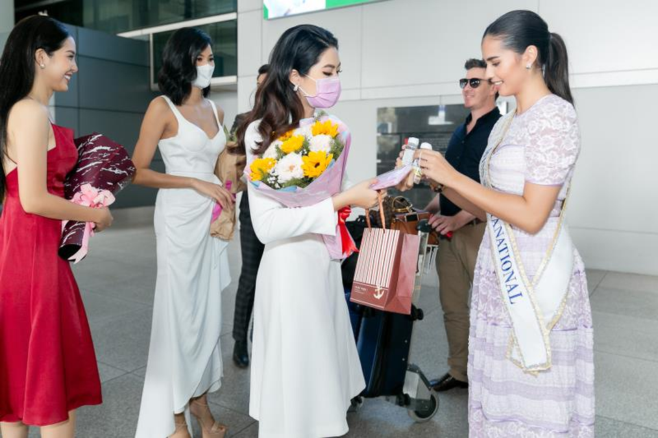 Vũ Hương Giang tặng khẩu trang cho Hoa hậu Siêu quốc gia - 3 Vũ Hương Giang tặng khẩu trang cho Hoa hậu Siêu quốc gia - 3
