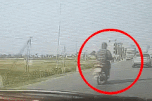 Trượt ngã do phanh gấp, thanh niên suýt mất mạng dưới bánh xe ben