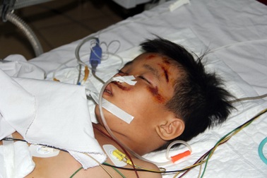 Xót thương cậu bé chăm mẹ ung thư, bị tai nạn sống cảnh hôn mê