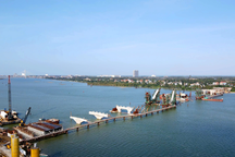 Đại công trường cầu 1.300 tỷ đồng bắc qua sông Nhật Lệ ở Quảng Bình