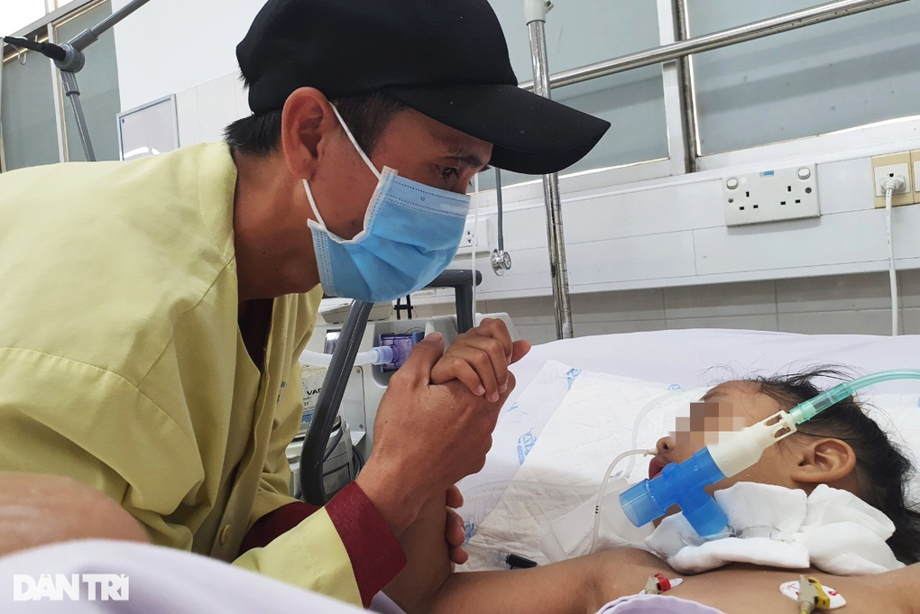 Người cha nghèo đưa con đi cấp cứu ngày 30 Tết nhận hơn 1,3 tỷ đồng giúp đỡ - 1 Người cha nghèo đưa con đi cấp cứu ngày 30 Tết nhận hơn 1,3 tỷ đồng giúp đỡ - 1
