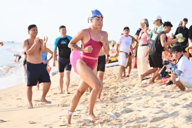 Nữ VĐV vô địch Ironman hướng dẫn kỹ năng bơi, chạy ở Aqua Warriors Vân Đồn