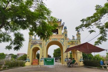 Cổng làng ở ngoại thành Hà Nội hóa chốt "vùng xanh" bảo vệ dân làng