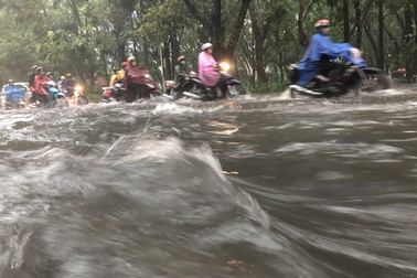 Nước chảy cuồn cuộn trước cửa ngõ sân bay Tân Sơn Nhất