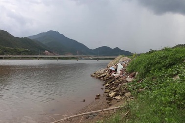 Người dân lấn sông Cu Đê nuôi tôm trái phép